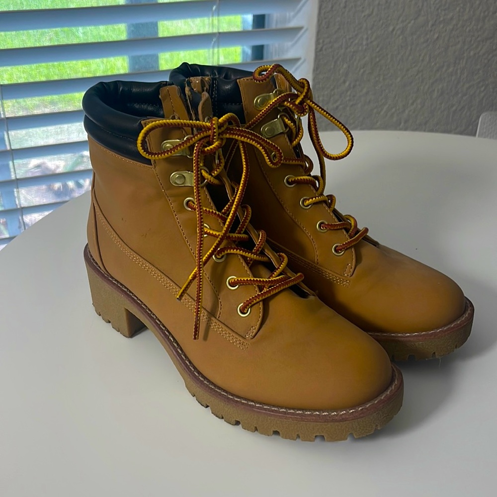Women’s Camel Lace Up Booties 6.5 US